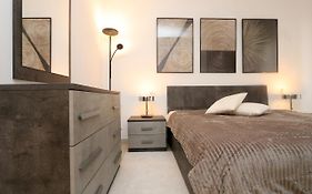 Comfy Living! Renovated 2 Rooms At Ambra Apartments-Lift-Secure Parking-Great Area!